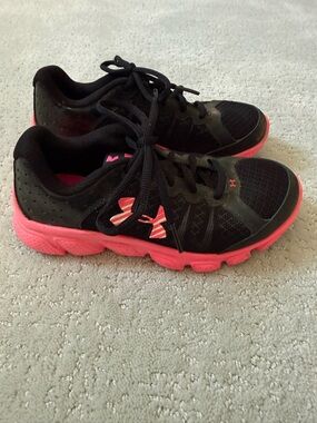 Under Armour Girls Black/Hot Pink Assert 6 Sneakers size 2.5 EUC